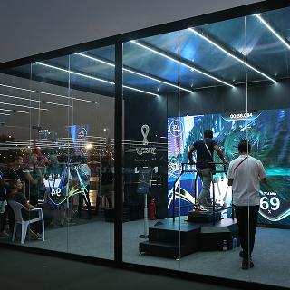 Stand de experiencia de marca Kia con pantalla digital